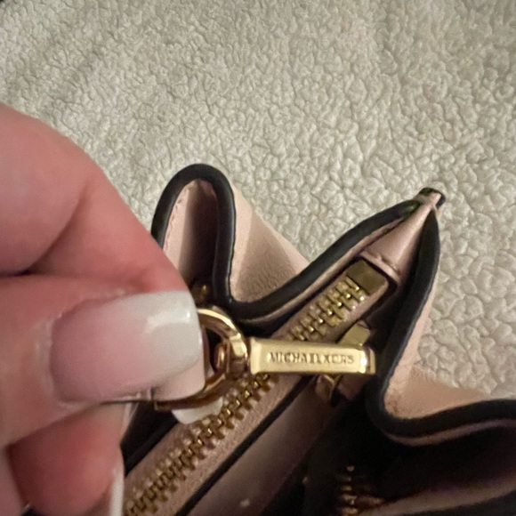 SM Michael Kors Teagen leather messenger bag *SOLD* - Picture 6 of 13